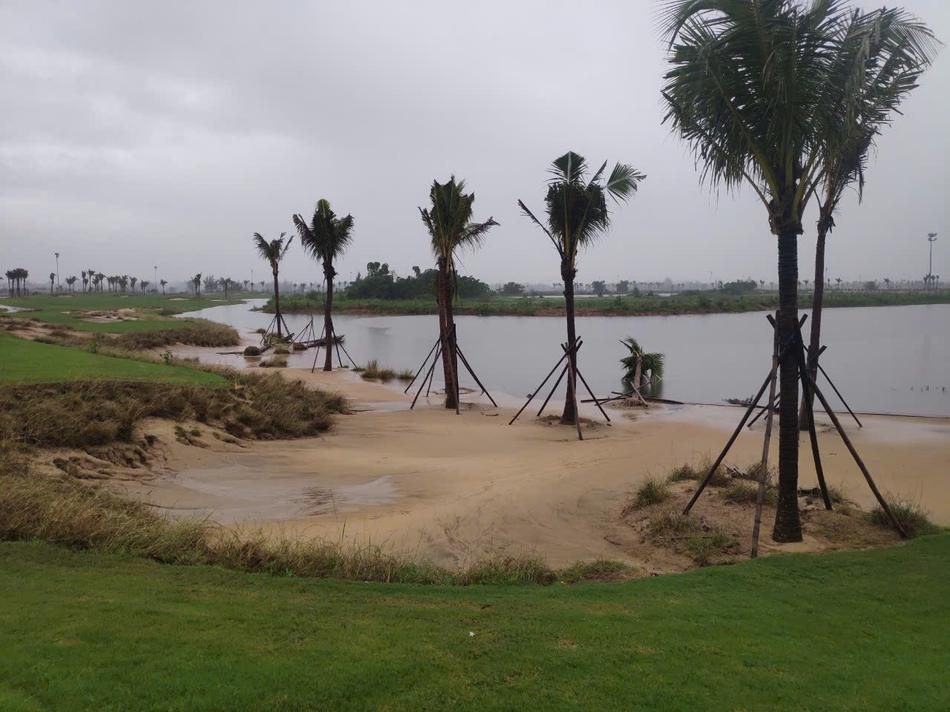 Sân golf ngập lụt mùa mưa